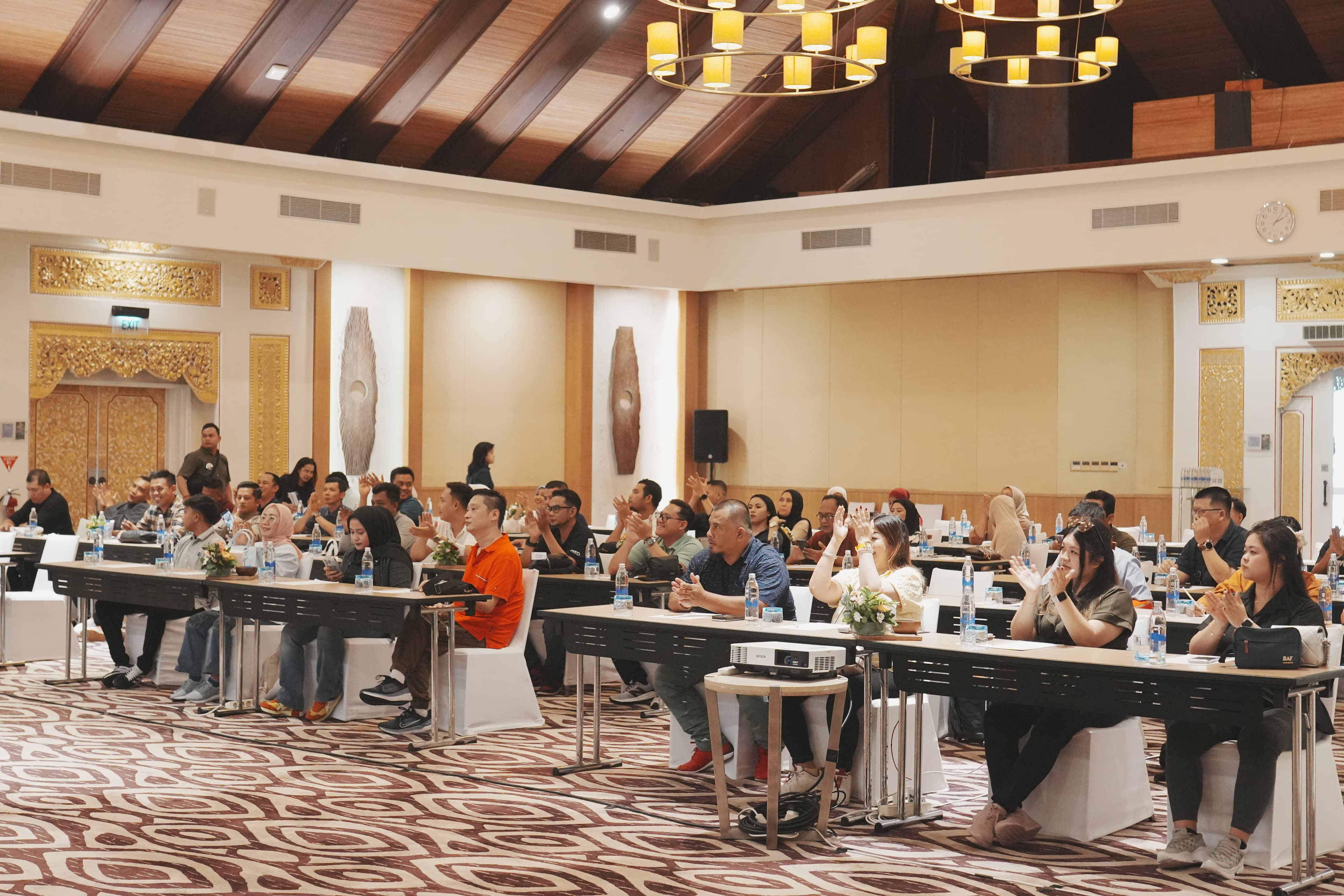 Large corporate seminar audience applauding in a premium Bali ballroom